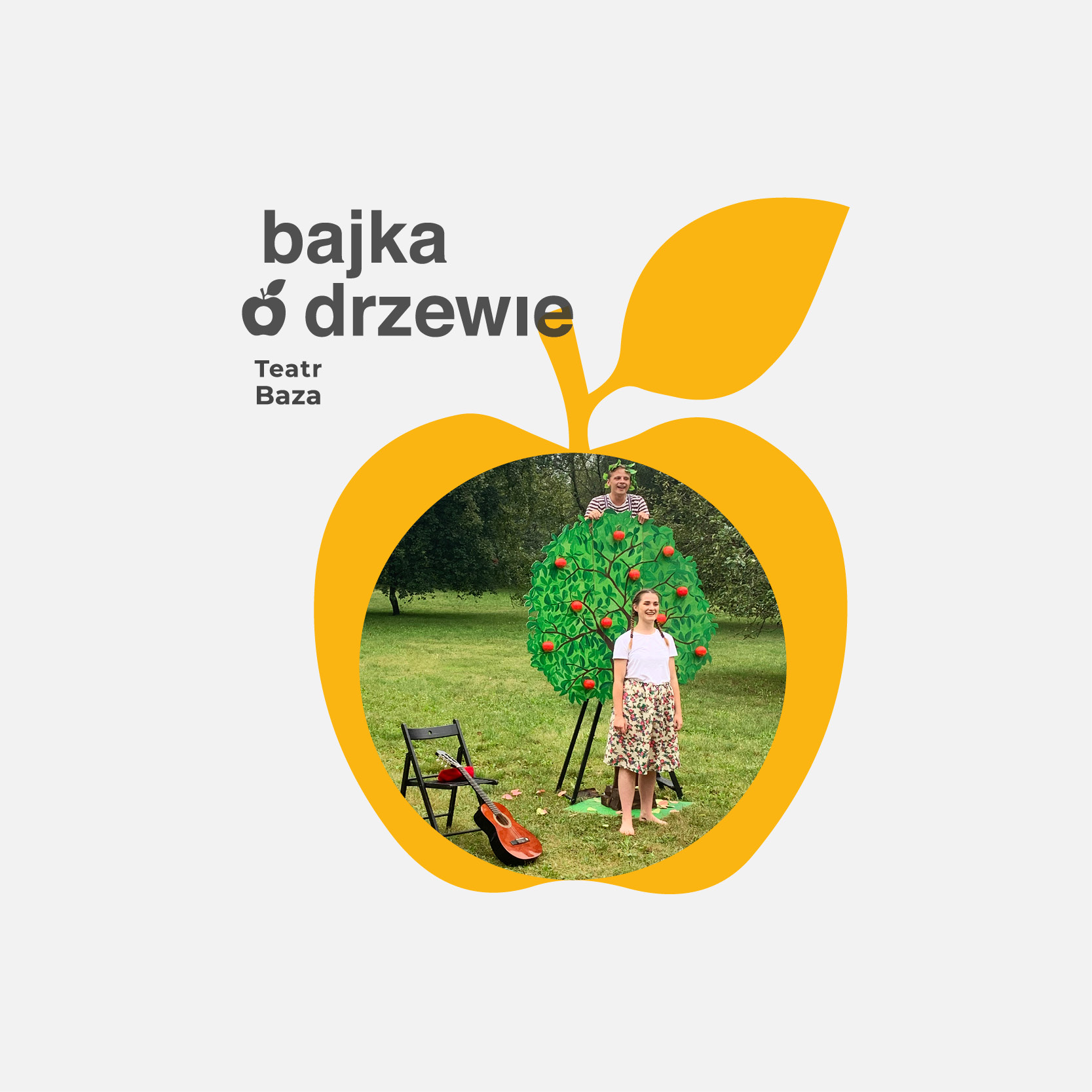 Grafika przedstawia baner reklamujący przedstwienie, na nim zdjęcie dwóch aktorów w plenerze, skromna scenografia papierowego drzewa, stoi krzesło o które opiera się gitara.