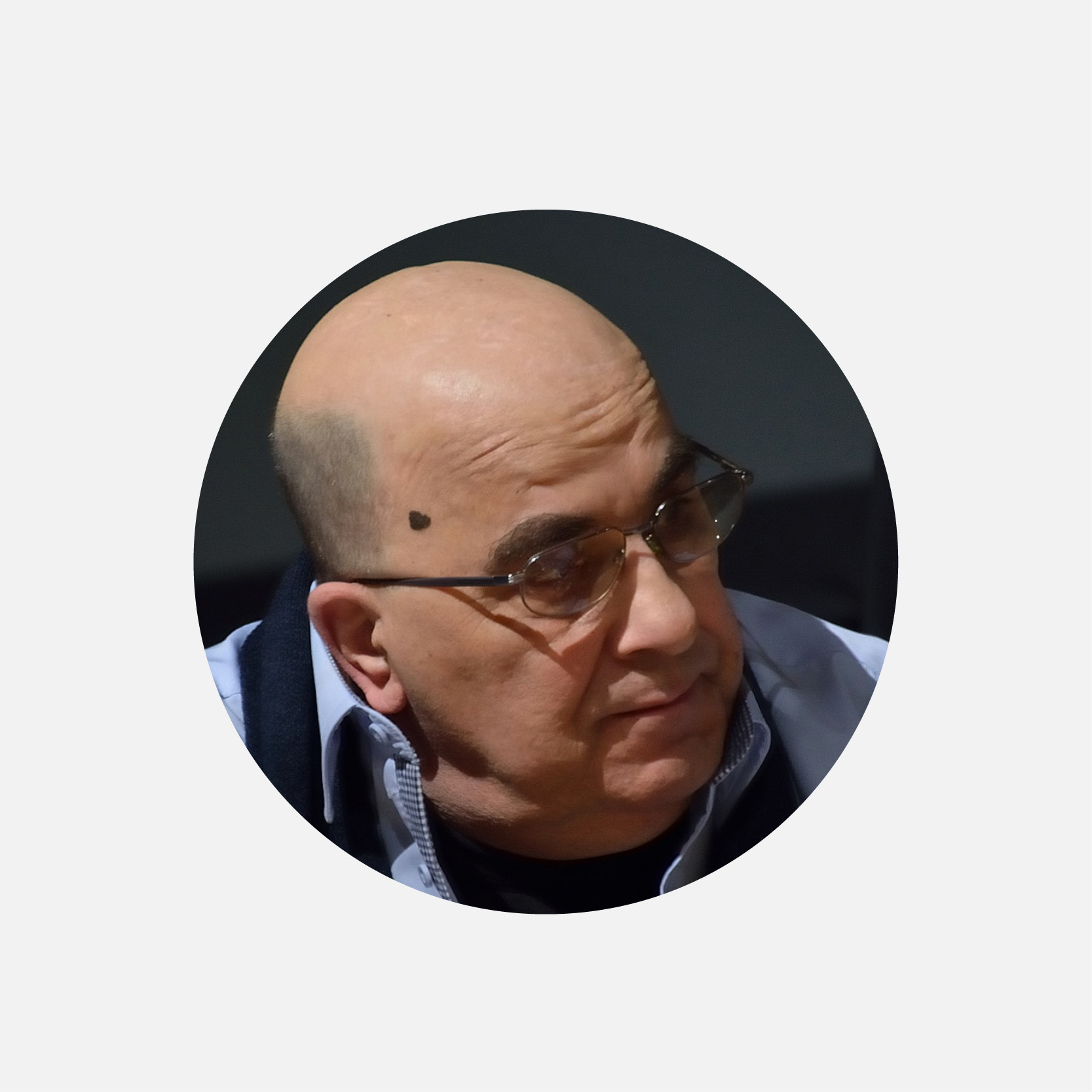 Zdjęcie Zbigniewa Łapińskiego (otyły, łysy mężczyzna w niebieskiej koszuli).