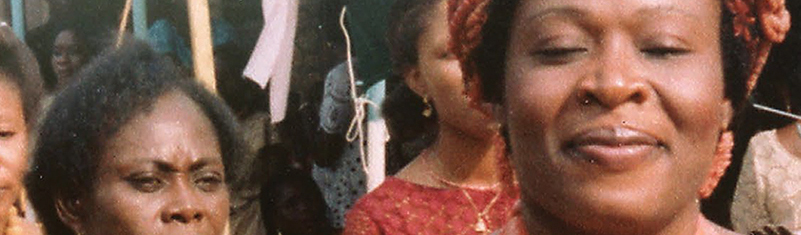 Na zdjęciu grupa czarnoskórych kobiet, afrykanek w średnim wieku, podążająca w naszą stronę.