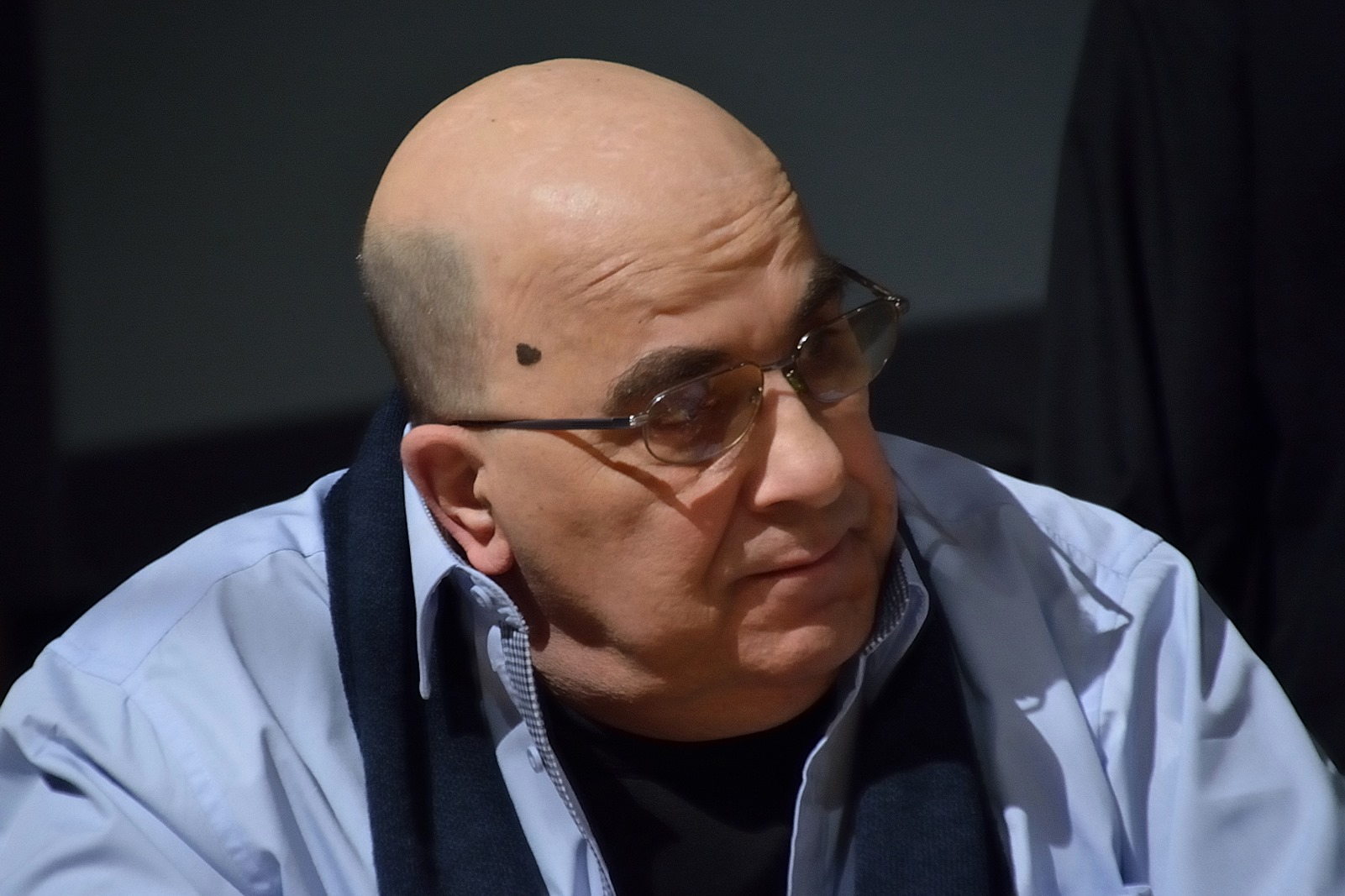 Zdjęcie Zbigniewa Łapińskiego (otyły, łysy mężczyzna w niebieskiej koszuli).