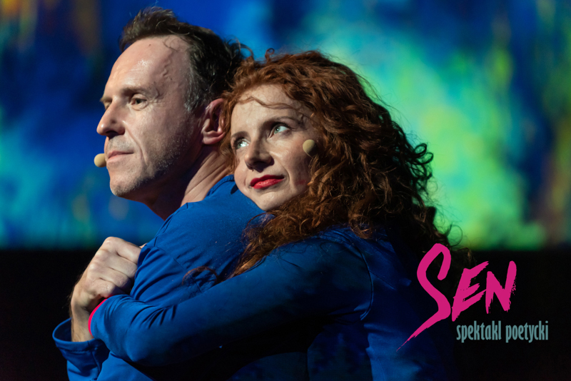 Zdjęcie promujące spektakl Sen. POstać kobiety i mężczyzby w objęciach.