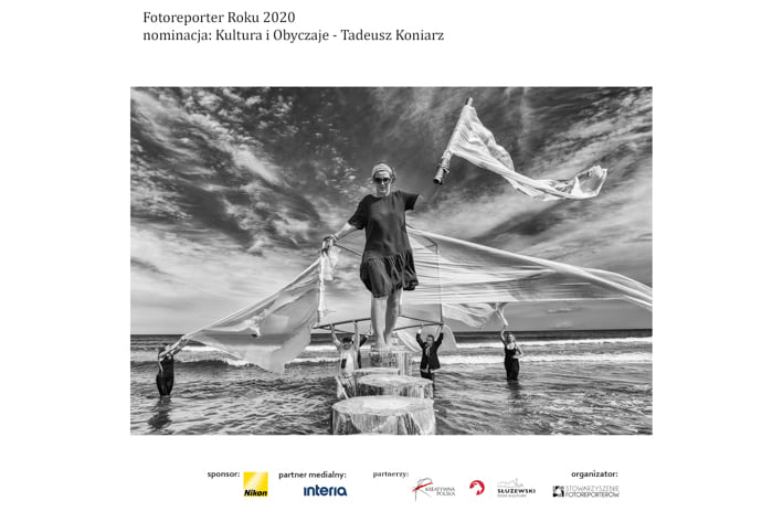 Fotografia. 23.08.2020, Kuźnica. Performance krakowskiego teatru 52 Hz Andrzeja Kowalczyka fot. Tadeusz Koniarz