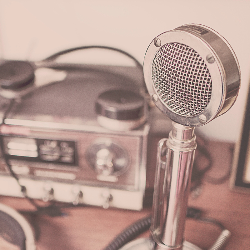 Zdjęcie przedstwia radioodbiornik w stylu retro.