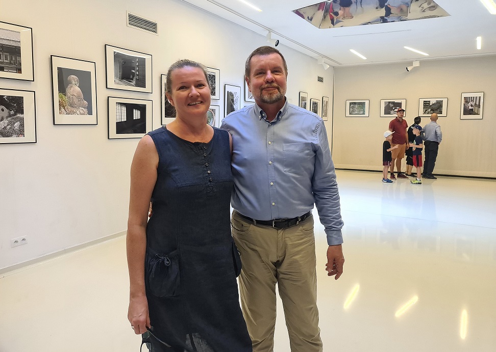 Widok Galerii w SDK podczas wernisażu wystawy ZEN, na ścianach prezentowane są fotografie wokół zwiedzający ludzie. W pierwszym planie autorzy Jacek M. Kozłowski i Agnieszka Kmieciak.