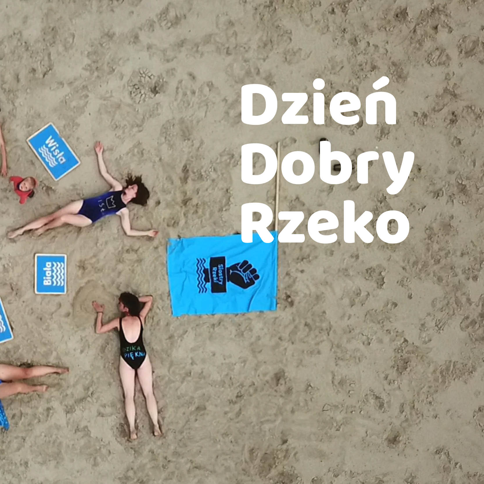 Logo Siostry Rzeki, grafika przedstawia czarną pięść wynurzającą się z wody, tło jest intensywnie niebieskie.