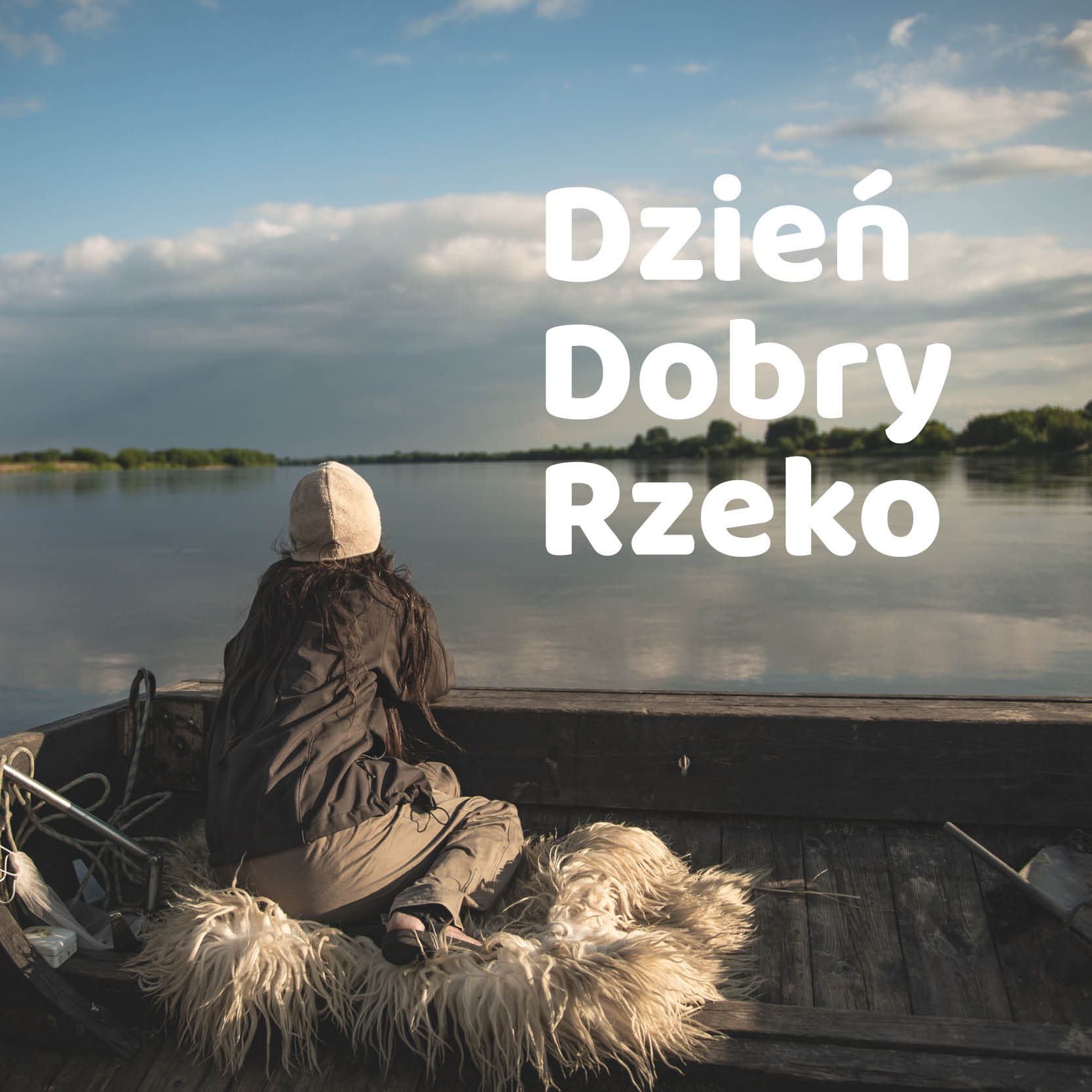 Zdjęcie ilustruje artykuł Światowy Dzień Rzek, przedstawia osobę siedzącą na łodzi która znajduje się na rzece. Osobę widzimy od tyłu, osoba spogląda przed siebie na panoramę spokojnej rzeki. Na zdjęciu biały napis Dzień Dobry Rzeko, foto Nel Lato