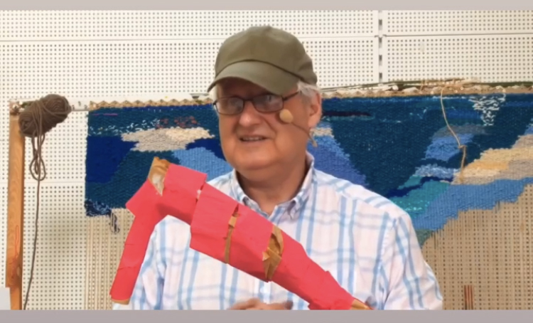 Na zdjęciu Paweł Sochacki, instruktor plastyki podczas prowadzenia prezentcji ONLINE