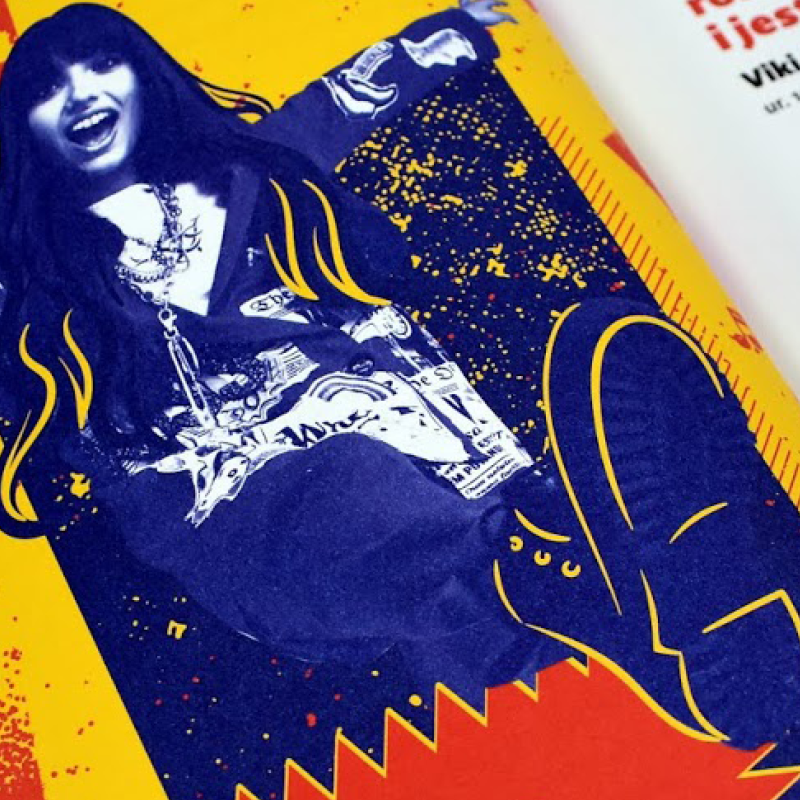 Ilustracja z książki Young Power, przedstawia młodą radosną kobietę, wykopujcą prawą nogę w kierunku widza.