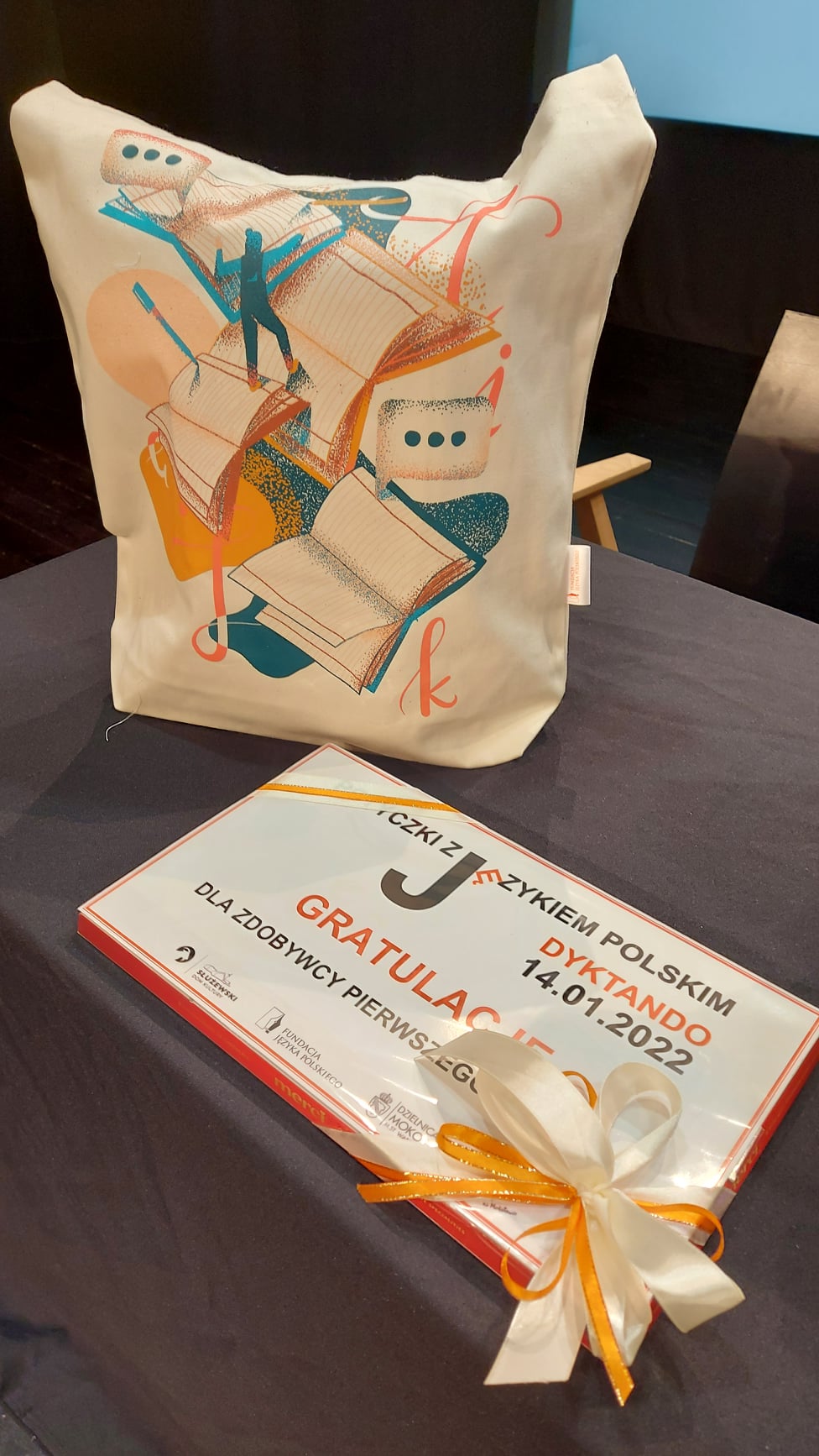 Na zdjęciu: stół z nagrodami za udział w dyktandzie.