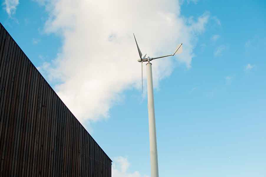 Na zdjęciu: elektrownia wiatrowa w SDK i fragment drewnianej elewacji. Fot. Służewski Dom Kultury