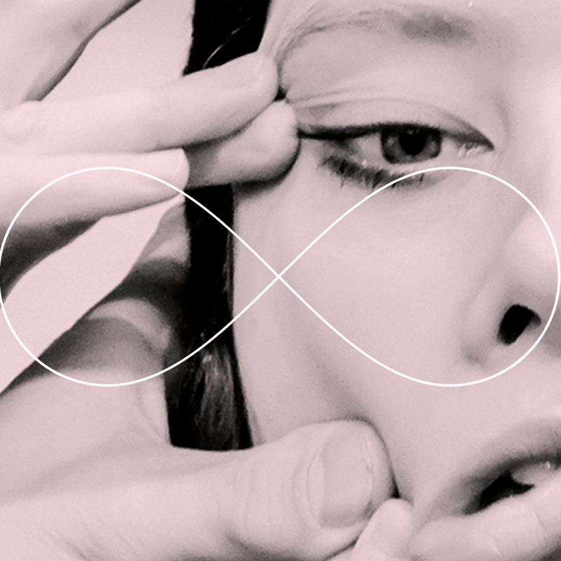 Baner. Wystawa Nieskonczoność w 100-lecie uzyskania praw wyborczych przez kobiety.