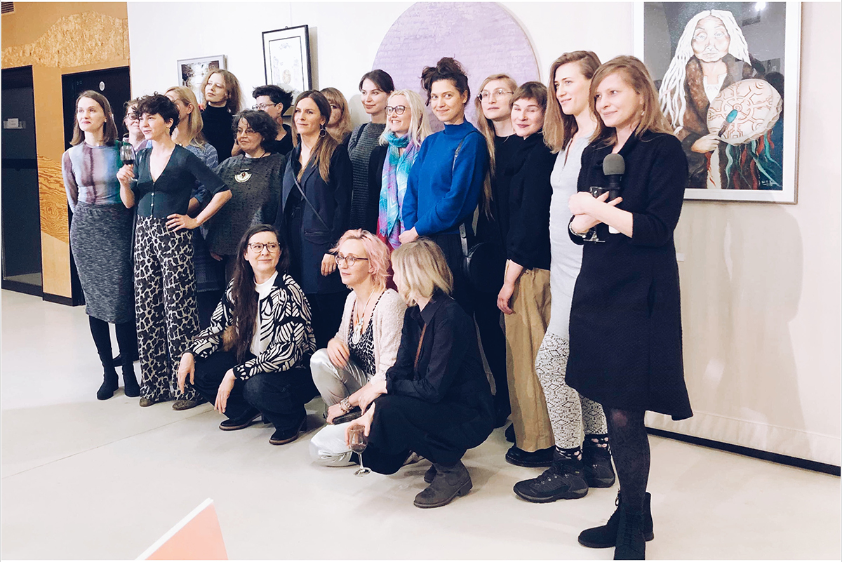 Fotografia z wernisażu wystawy NIeskończoność, kuratorka wystawy Nel Lato