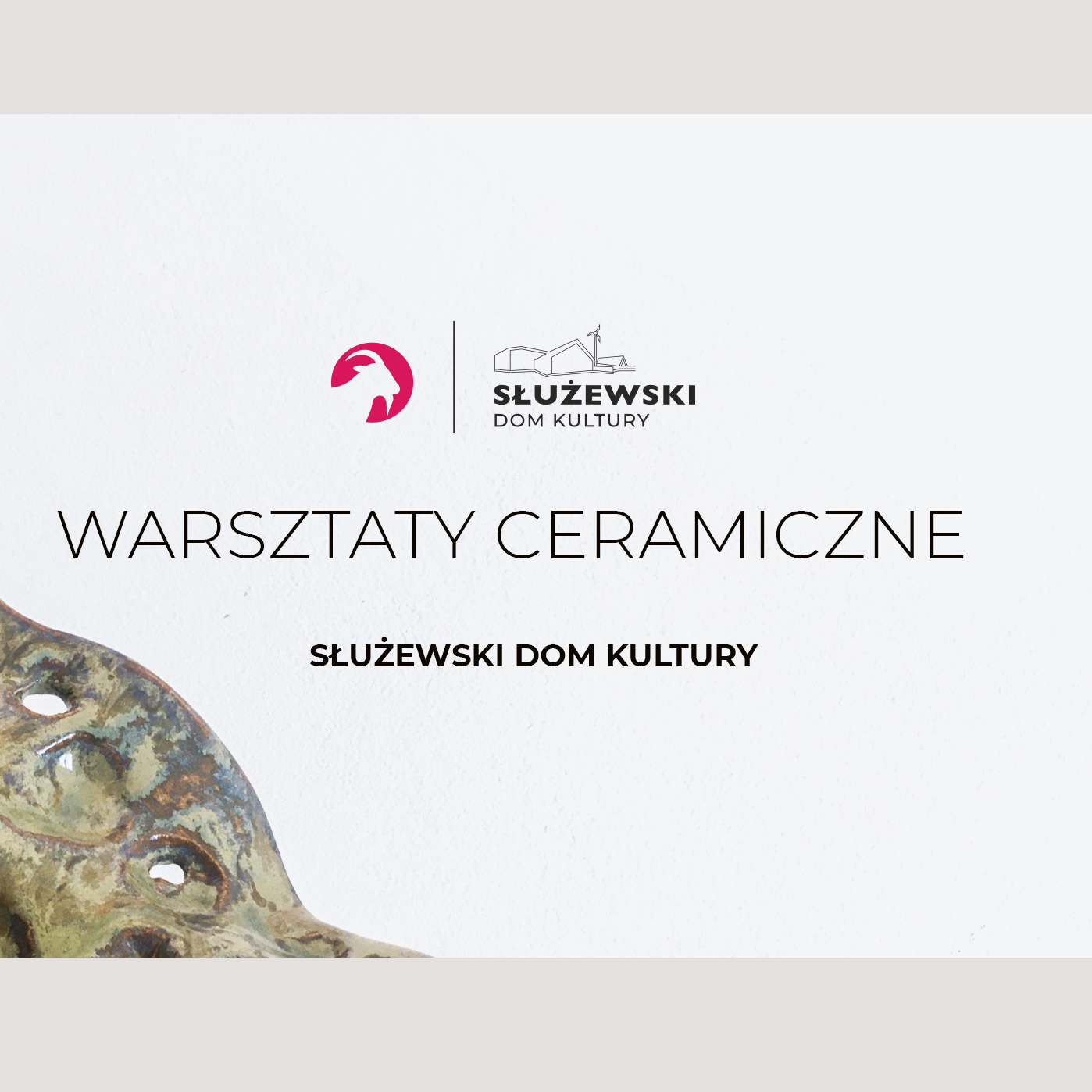 Na obrazku na białym tle znajduje się napis o treści Warsztaty Ceramiczne - Służewski Dom Kultury. Ponad napisem znajduje się logotyp SDK przedstawiajający czerwony sygnet z konturem białej kozy oraz rysunek budynku SDK
