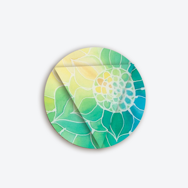 Szara plansza z zielonym sygnetem arsztatów twórczych Malowanie na Jedwabiu.