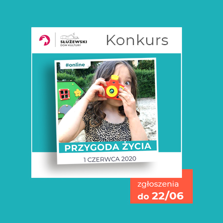 Na zdjęciu o turkusowym tle znajduje się wizerunek dziewczynki z aparatem fotogrficznym. Na zdjęciu widnieje hasło Konkurs.