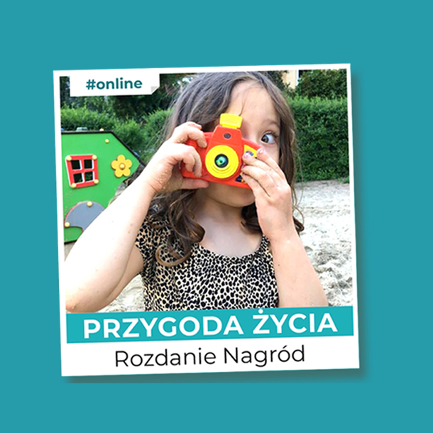 Grafika przestawia zdjęcie dziewczynki, któr w dłonich trzyma plastikowy, pomarańczowy aparat. Dziewczynka przykład wizjer do oka. Na dole znajduje się napis Przygoa Życia, rozdanie nagród.