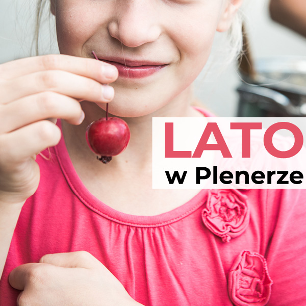 Zdjęcie przedstawia dziewczynkę z uniesioną ręką w której trzyma rajskie jabłko.