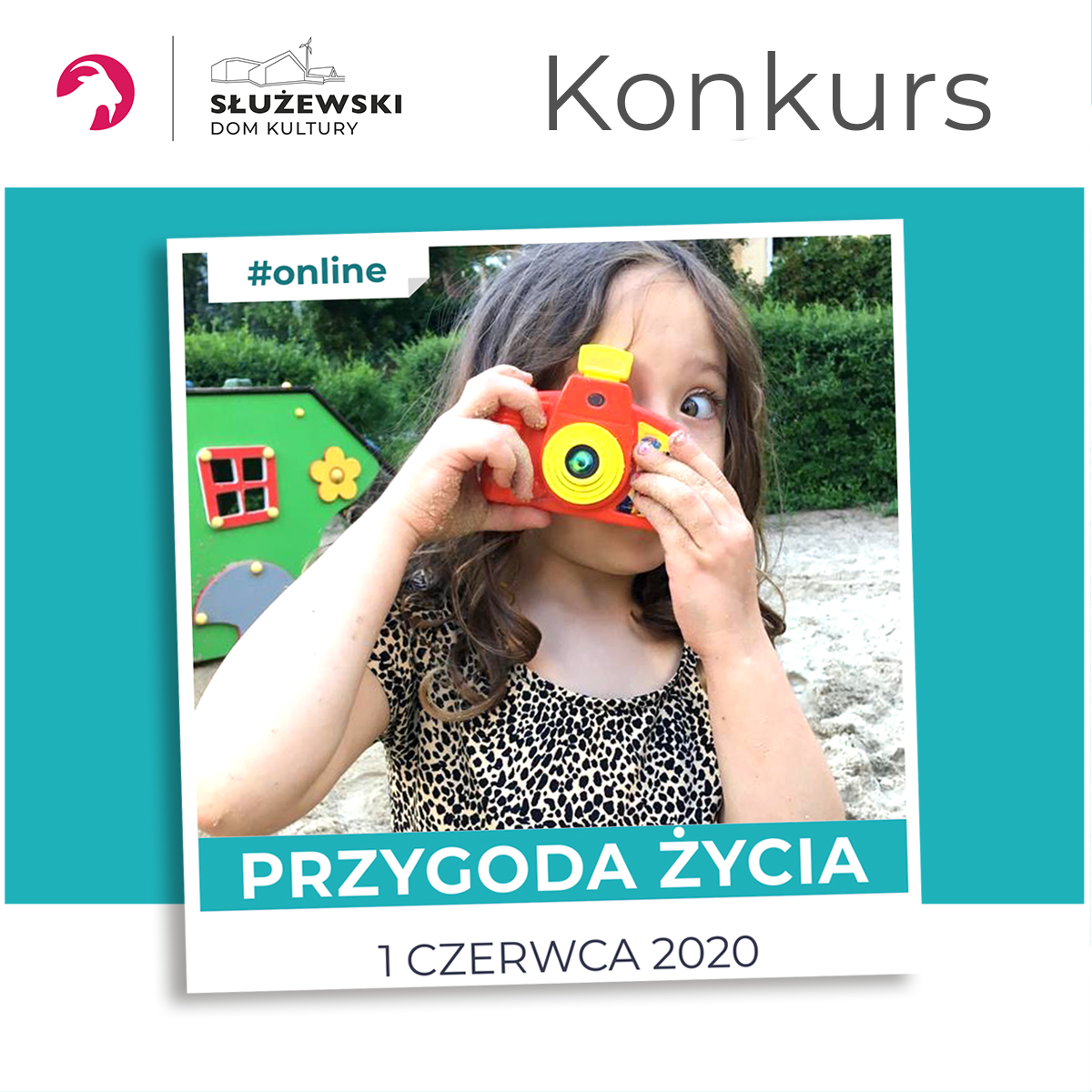 Grfik przedstawia zdjęcie dziewczynki przykładającej do twarzy plastikowy, pomarańczowy aparat fotograficzny. Zapewne szykuje się do ujęcia życia w konkursie "Przygoda życie" w SDK..
