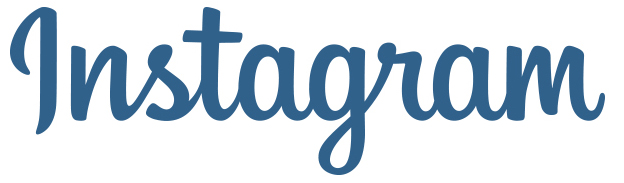 Grafika przedstawia logotyp portalu Instagram. Nazwa koloru niebieskiego na białym tle.