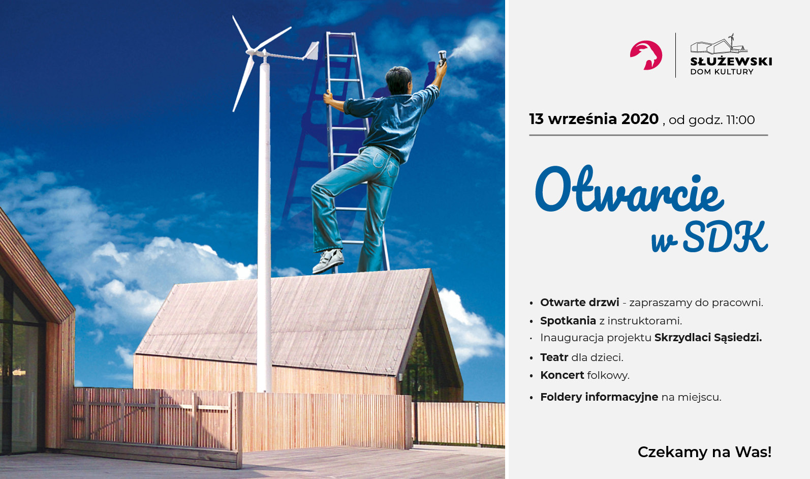 Baner graficzny przedstawiający drewniany budynek SDK, który przypomina wiejską zagrodę, umieszczony na tle amrantowego nieba. Grafika jest fotomontżem, o niebo oparta jest drabina, na rabinie mężczyzna odwrócony do widza tyłem sprejuje chmury na niebie. Na banerze znajduje się tekst informacyjny "Otwarcie SDK" z treścią informcyjną na temat przewidywanych atrakcji.