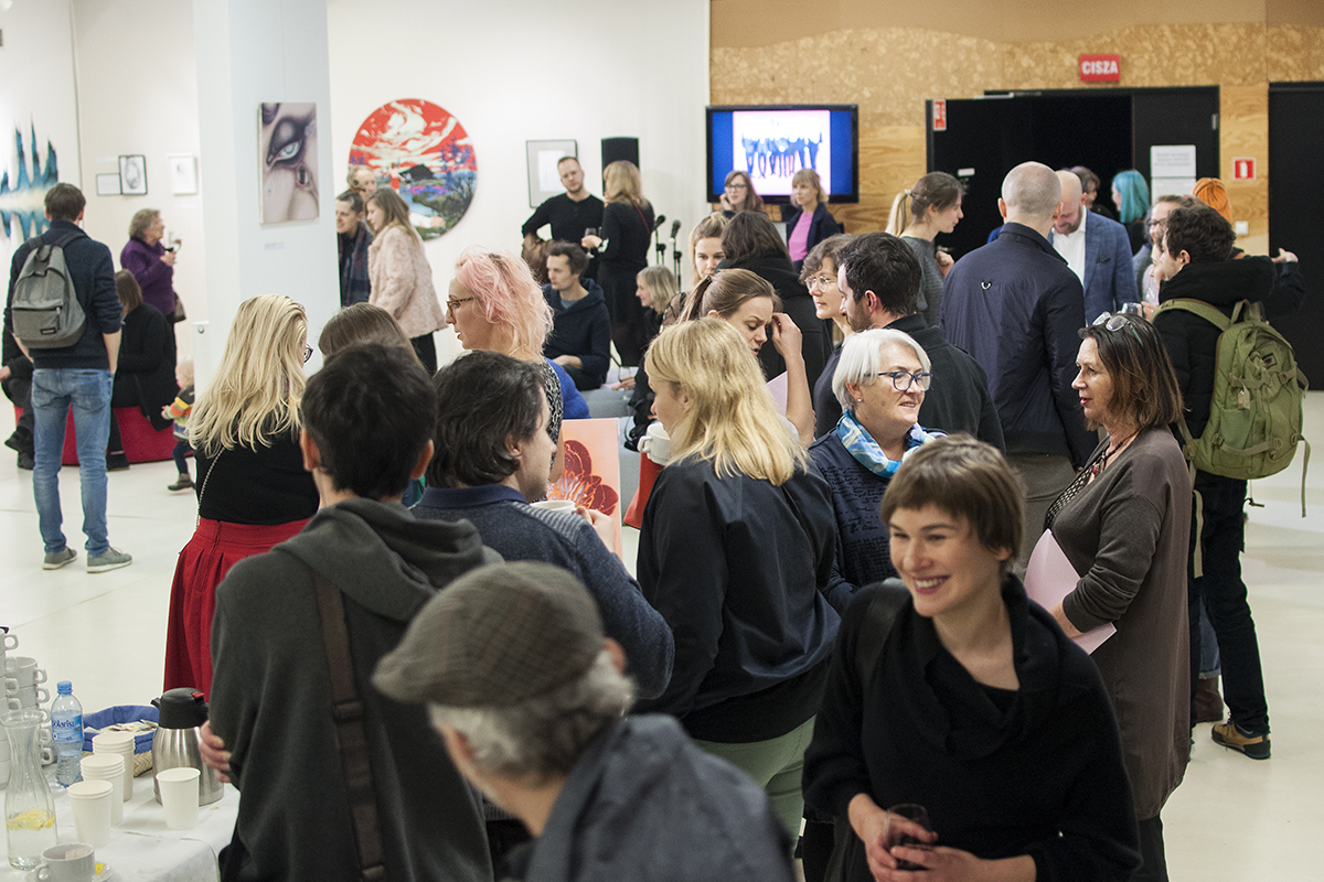 Fotografia z wernisażu wystawy NIeskończoność, kuratorka wystawy Nel Lato