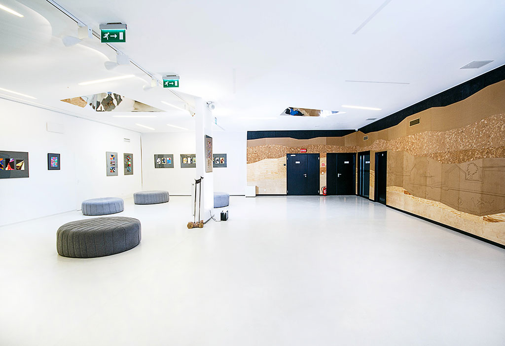 Hall główny SDK Na zdjęciu hall główny SDK. Po lewej stronie widoczna galeria przy kozach. Na wprost wejście do sali widowiskowej oraz sali tanecznej.