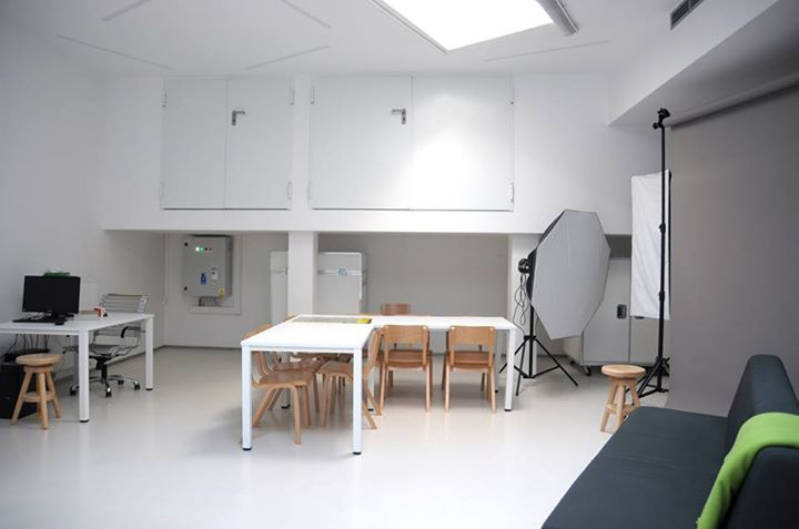 Studio fotograficzne Studio fotograficzne. Widoczne oświetlenie studyjne oraz stoły do warsztatów. W lewej części zdjęcia widoczny sprzęt komputerowy.