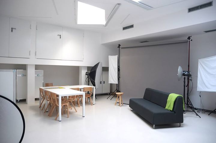 Studio fotograficzne Studio fotograficzne. Na zdjęciu znajduje się tło fotograficzne, kanapa w studio oraz blenda. W tle widoczne stoły warsztatowe.