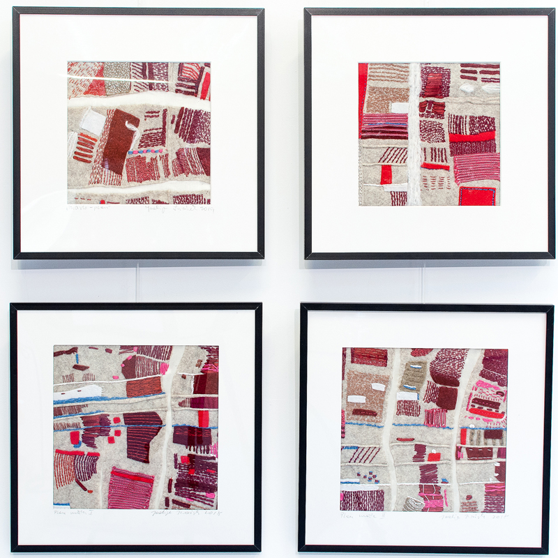 Kwadryptyk- „Plan”, „Miasto- plan”, „Plan-miasto I” i „Plan- miasto II” został zakomponowany w kwadracie (2 prace u góry i 2 u dołu, pod nimi). Wszystkie obrazy utrzymane są w tonacji czerwieni, szarości i bieli. To artystyczne przetworzenie planu miasta i terenów podmiejskich.