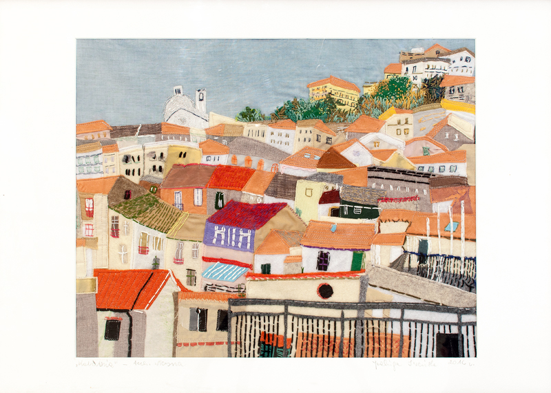 Obraz „Kalabria” to widok miasteczka, które malowniczo pnie się po wzgórzu. Widzimy oranżowe i czerwone dachy domów i ich rozbielone elewacje. Jasną architekturę gęstej zabudowy obserwujemy z sąsiedniego wzniesienia.