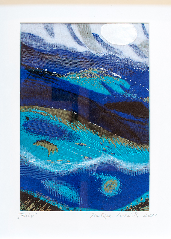 "Fala”- abstrakcyjna, dynamiczna impresja inspirowana ruchem morskich fal. Utrzymana w zimnej tonacji zróżnicowanych błękitów i czerni oraz bieli.