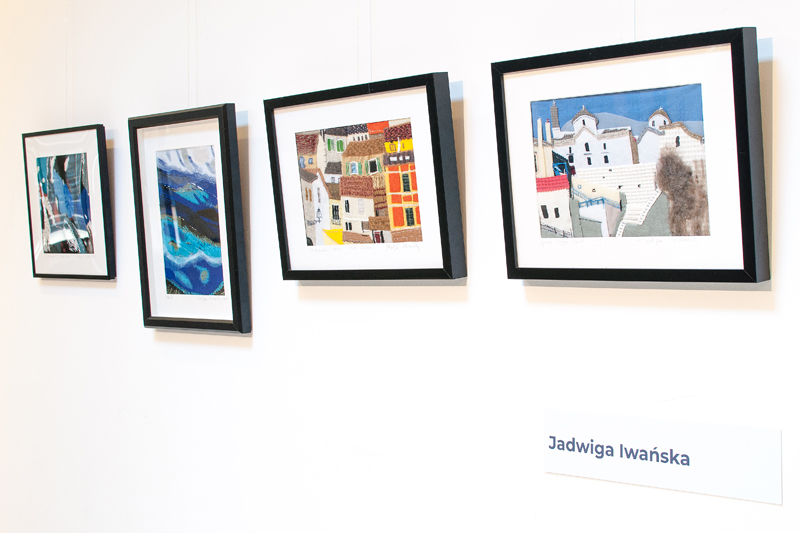 Fotografia prezentuje 4 prace artystki wywieszone na białej ścianie. Prace - opisane na wcześniejszych zdjęciach - mają czarne ramy i jasne passe-partout.