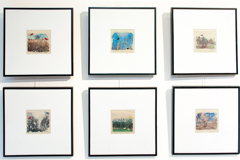 Sfotografowany fragment ekspozycji sześciu pejzaży opisanych na początku omówienia prac Bojany H. Leznicki.