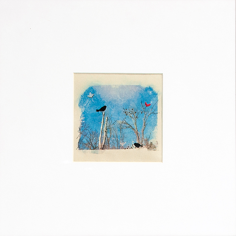 Obrazek przedstawiający pejzaż zimowy ze stadkiem ptaków na bezlistnych drzewach, na tle jasnego błękitnego nieba.