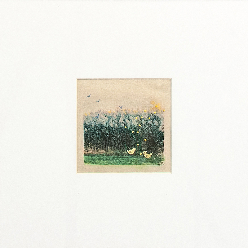 Obrazek z fragmentem zielonej łąki i wysokimi szuwarami – jakby trzcinowym lasem. Para żółtych ptaszków na pierwszym planie i żółte kwiatki budzą wiosenne skojarzenia.