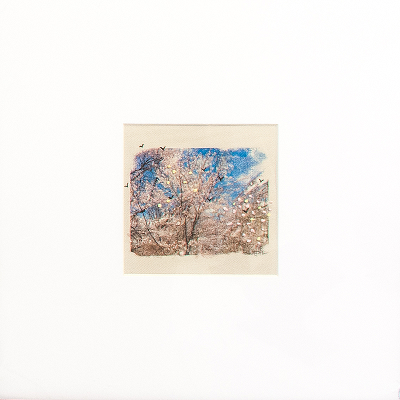 Obrazek przedstawiający zimowy pejzaż w bielach i sepii. Gęste nagie krzewy, ptaki i błękitne niebo w tle.