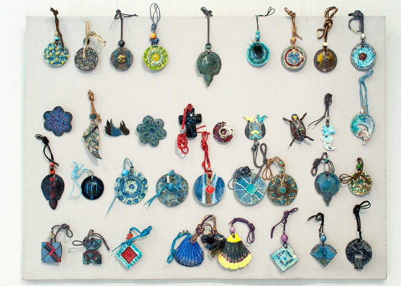 Ekspozycja artystycznej biżuterii ceramicznej – zestawu 37 naszyjników i brosz. Ich autorki to: Maria Kostrzewska-Baron i Magdalena Jakubiec-Cichańska.