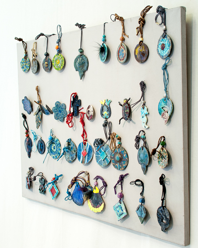 Ekspozycja artystycznej biżuterii ceramicznej – zestawu 37 naszyjników i brosz. Ich autorki to: Maria Kostrzewska-Baron i Magdalena Jakubiec-Cichańska.