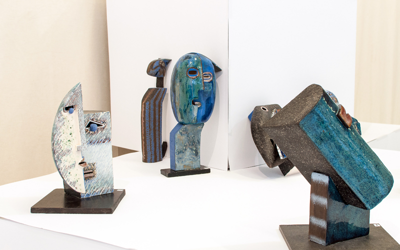 Cztery rzeźby z ekspozycji ceramiki - trzy głowy i figurka kota. Sylwetka kota nasuwa skojarzenia z egipskimi przedstawieniami tego zwierzęcia.