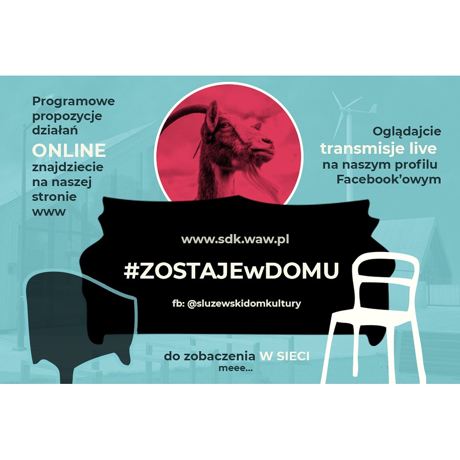 Grafika informująca o ofercie SDK w czasie kwarantanny. Posiada hashtag "zostaje w domu", na środku widać czarną kanapę, ponad nią wizerunek kozy z nałożonym czerownym filtrem. Przy kanapie fotel oraz krzesło. Tło błękitne.