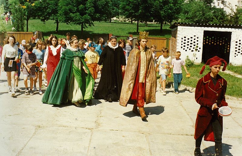 Na zdjęciu grupa ludzi, w tym dzieci, przebranych za różne postacie historyczne, idące po terenie SDK. Zdjęcie powstało w ramach wydarzenie "Przeprowadzka kultury"
