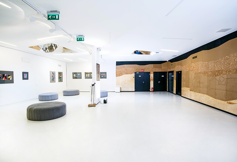 Zdjęcie siedziby SDK Na zdjęciu foyer SDK oraz Galeria przy Kozach. Widok z głównego wejścia
