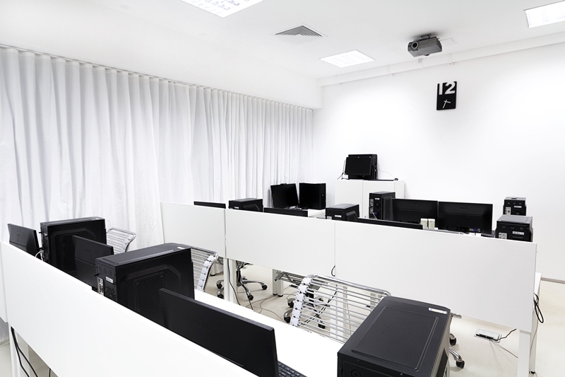 Zdjęcie siedziby SDK Pracownia multimedialna. Widoczne komputery ustawione na biurkach.
