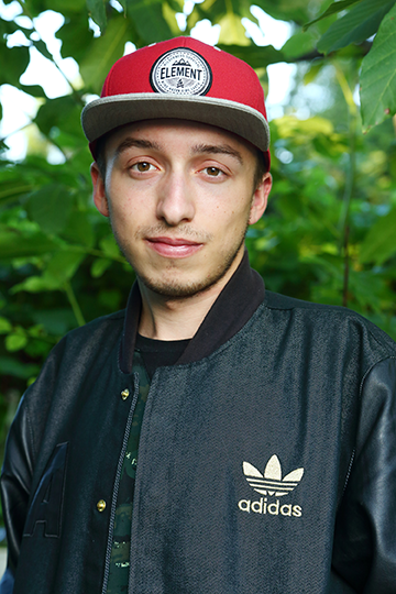 Zdjęcie portretowe instruktora Portret instruktora prowadzącego warsztaty beatbox.