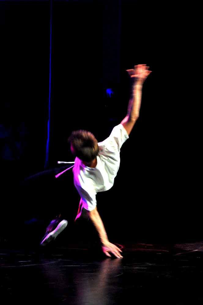 Na zdjęciu tancerz break dance w tanecznej pozycji. 