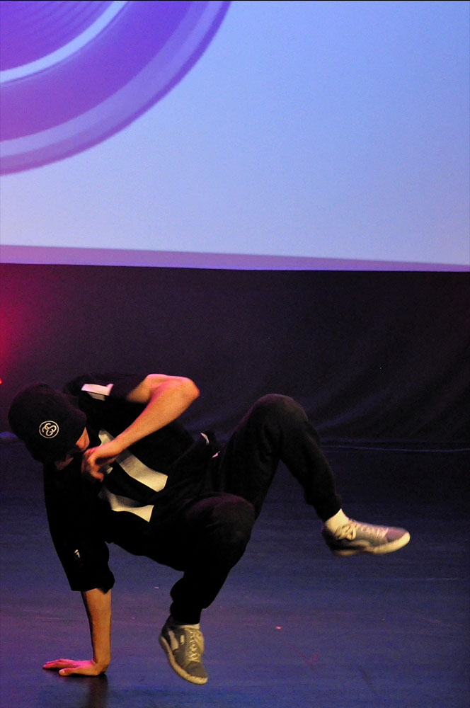 Na zdjęciu tancerz break dance w tanecznej pozie. 