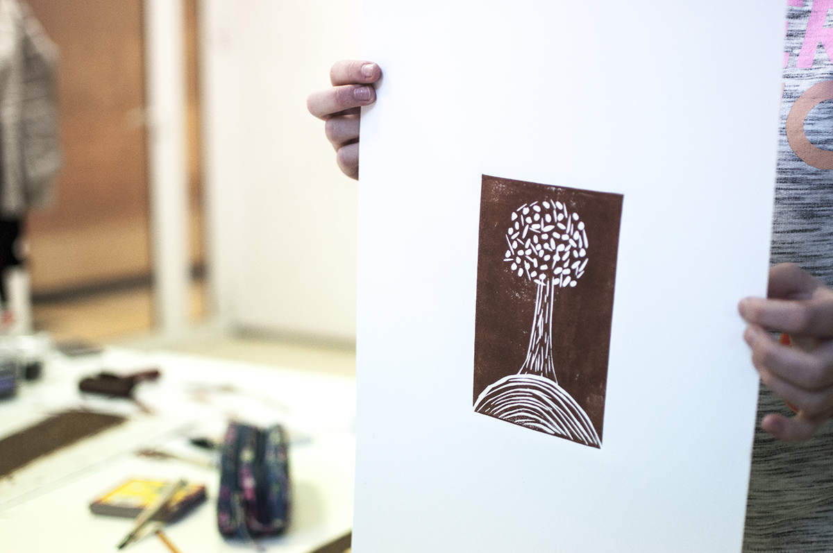 Zdjęcie promocyjne pracowni Zdjęcie przedstawia pracę wykonaną przez uczestnika zajęć, trzymaną przez niego w rękach.