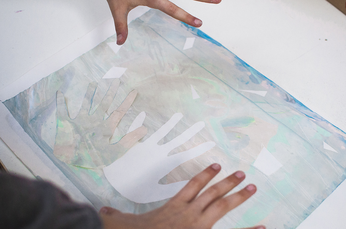 Na zdjęciu widoczna jest praca uczestnika warsztatów oraz jego dłonie. 