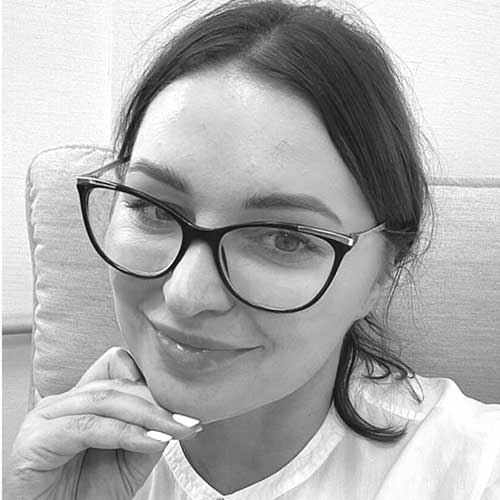 Kwadratowe czarno-białe zdjęcie portretowe Kseni Tymińskiej