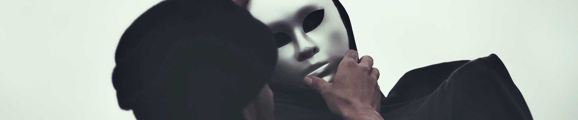Na zdjęciu: mama, tata i dwoje dzieci w maskach z pudeł kartonowych.